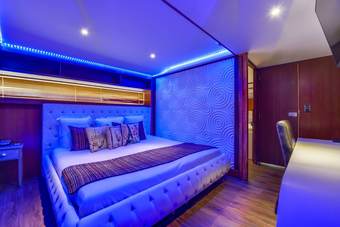 Vip Paris Yacht Hotel