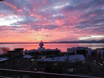 Top Floor Water View Oasis Near Space Needle & Waterfront Apartment