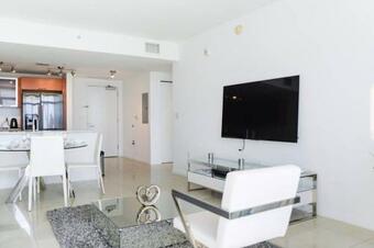 Prestigious 1 Br Family Condo At Midblock Miami 812 Apartment