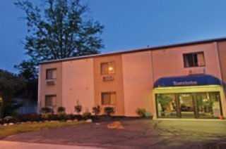 Travelodge By Wyndham Cleveland Lakewood Motel