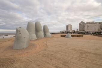 Appartamento Edificio Punta Del Este, Frente A Los Dedos Y Sobre Calle Gorlero